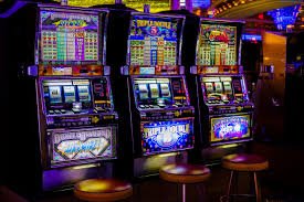 Meja Live Baccarat dengan dealer yang membagikan kartu di totobarong